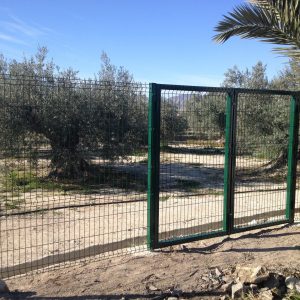Puerta abatible 1 hoja hércules verde de 1,75 metro alto